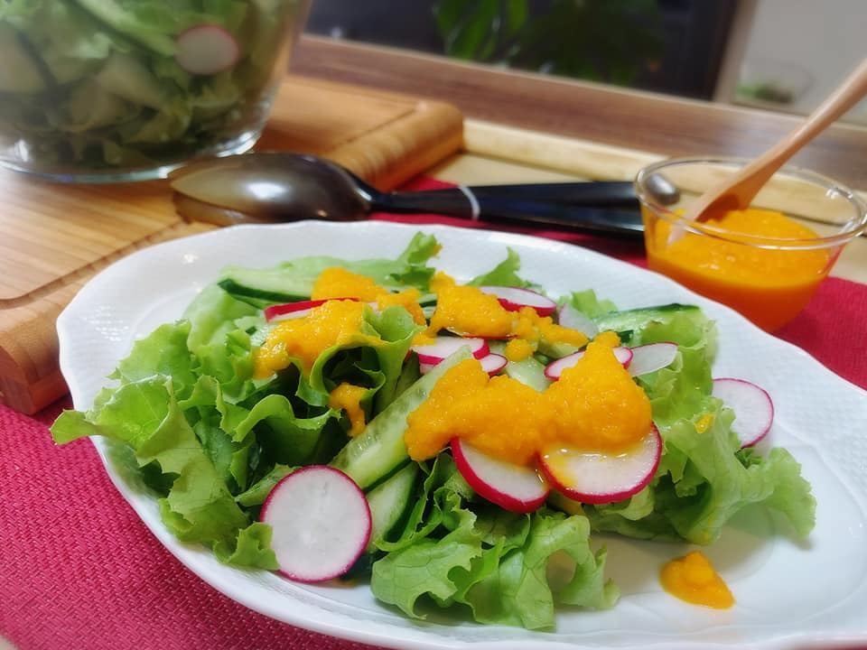 lettuce salad and ginger dressing