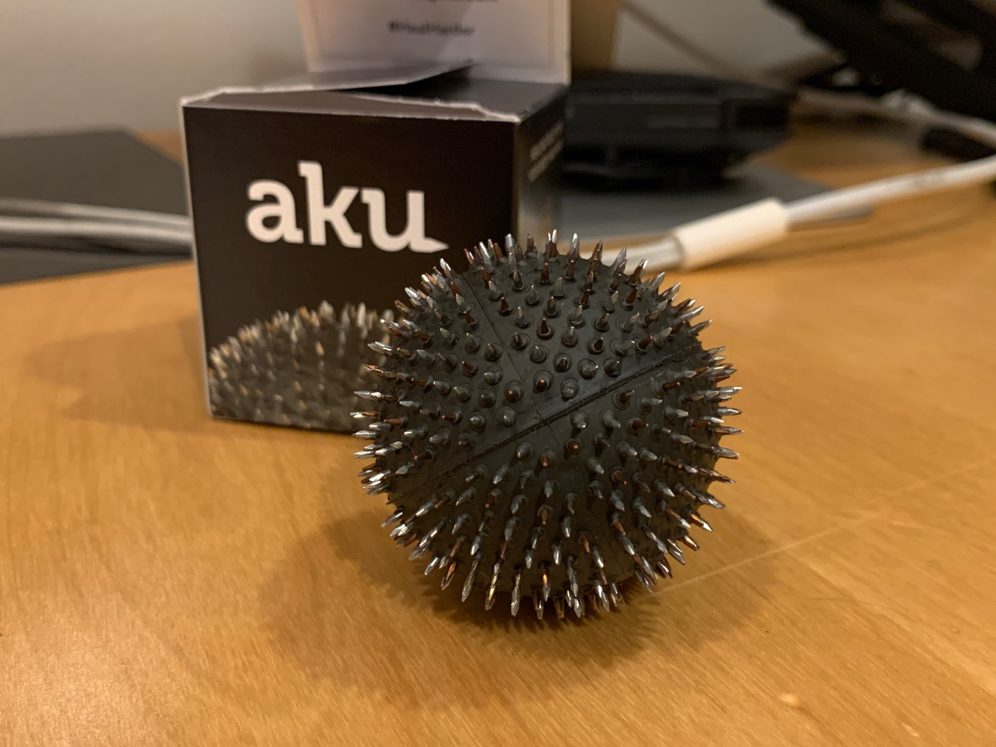 一見毒々しいトゲトゲボールで簡単にストレス解消 ツボマッサージ器 Aku を使ってみました Geefee 一見毒々しいトゲトゲボールで簡単にストレス解消 ツボマッサージ器 Aku を使ってみました Geefee