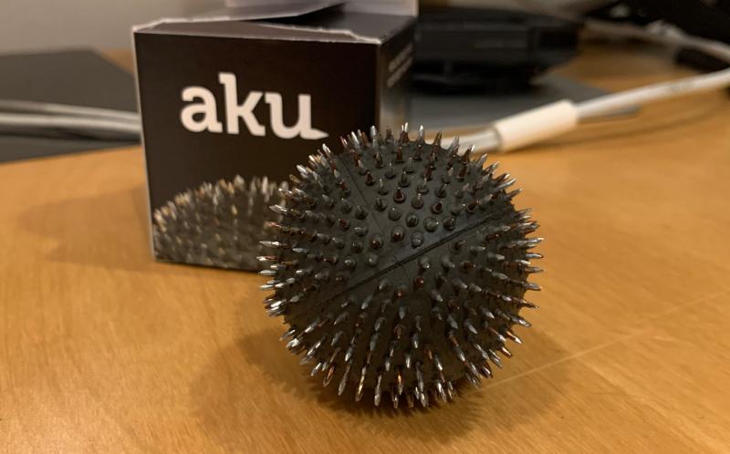 一見毒々しいトゲトゲボールで簡単にストレス解消！ツボマッサージ器「AKU」を使ってみました