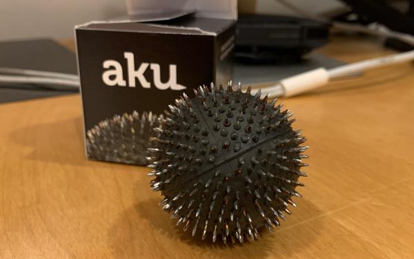 一見毒々しいトゲトゲボールで簡単にストレス解消！ツボマッサージ器「AKU」を使ってみました